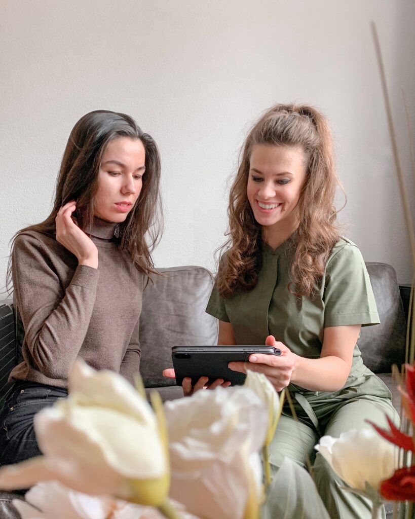 Aleksandra van First Wax Studio in gesprek met een klant over een Brazilian wax