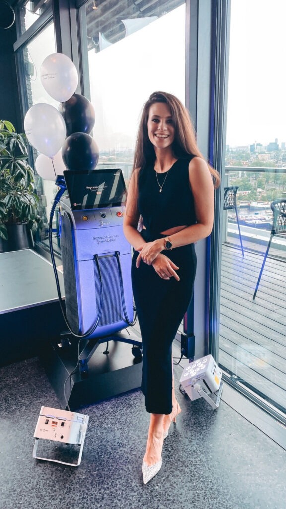 Aleksandra Kravchenko bij de nieuwe Soprano Titanium laser in de studio van First Wax