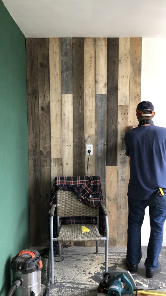 Verbouwing van de studio van First Wax: de houten wand wordt plank voor plank opgebouwd