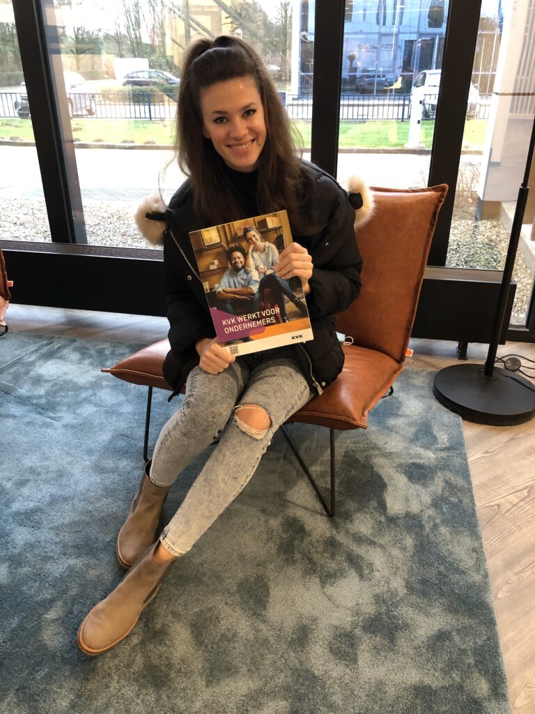 Aleksandra Kravchenko met de startersmap van de KVK na de inschrijving van First Wax