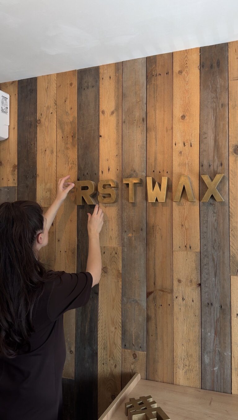 De gouden letters van First Wax gaan van de muur tijdens de verbouwing