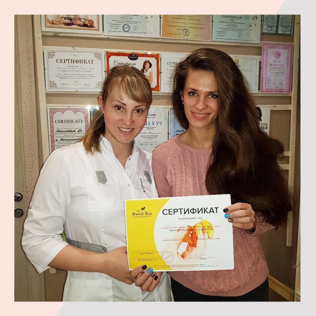 Aleksandra ontvangt haar certificaat sugaring in Kaliningrad, 2018